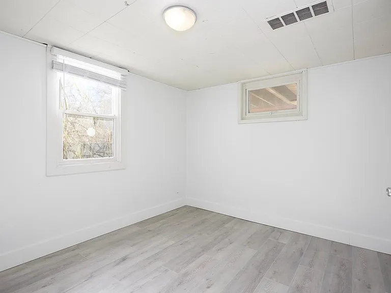 208 S Clark St — Photo 8