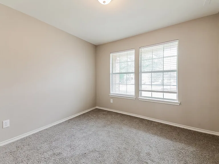 1008 Halifax Ln — Photo 14