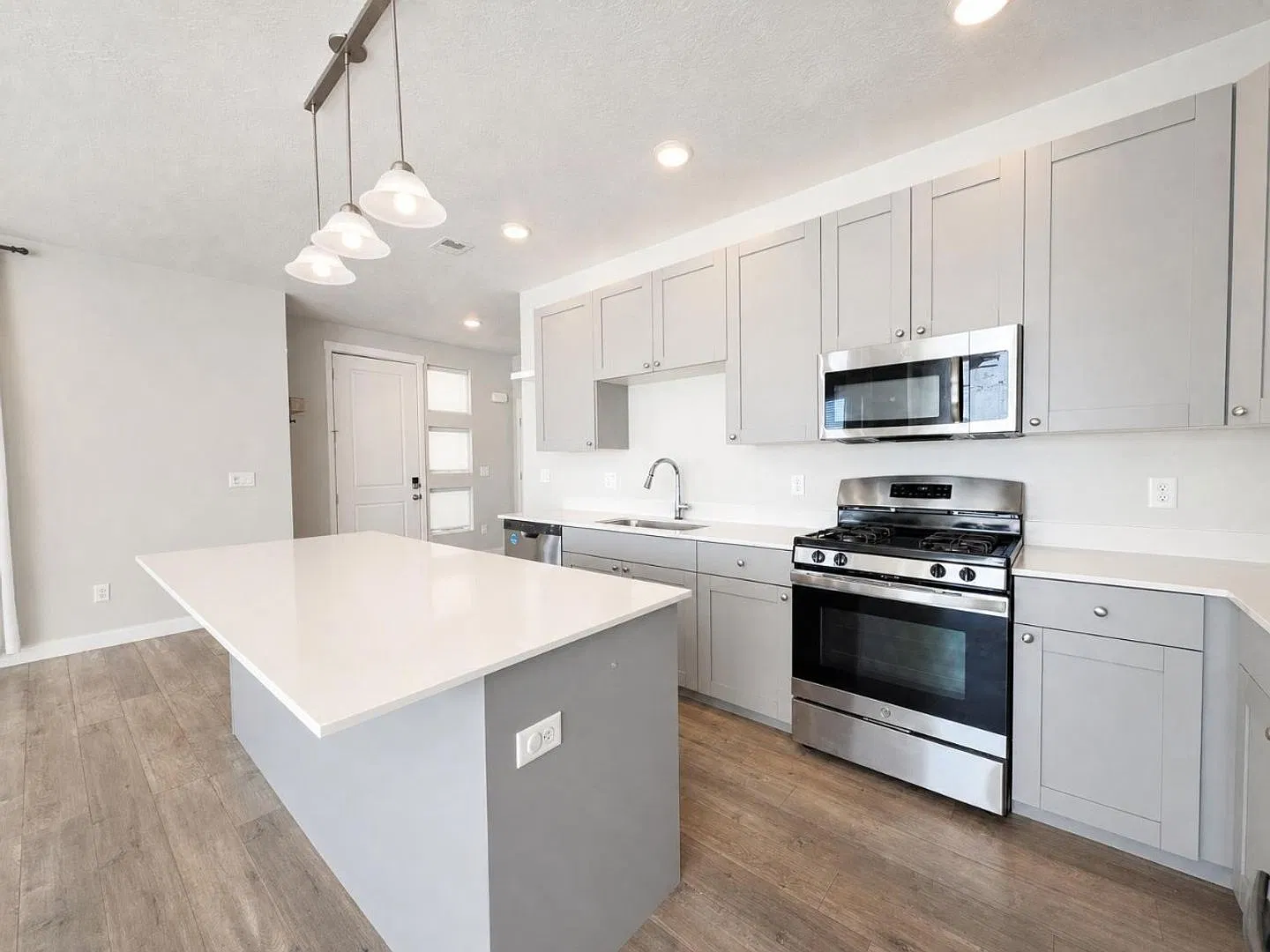 Spacious 3 Bed Townhome in a Convenient Layton Location — Photo 3