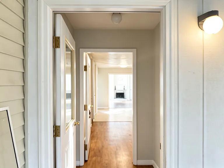 924 Princess Dr — Photo 2