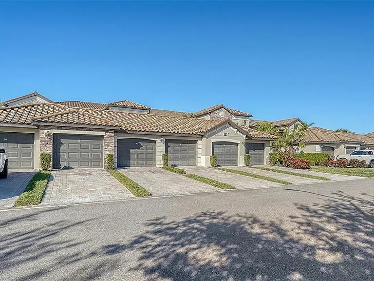 5537 Palmer Cir #201 — Photo 1