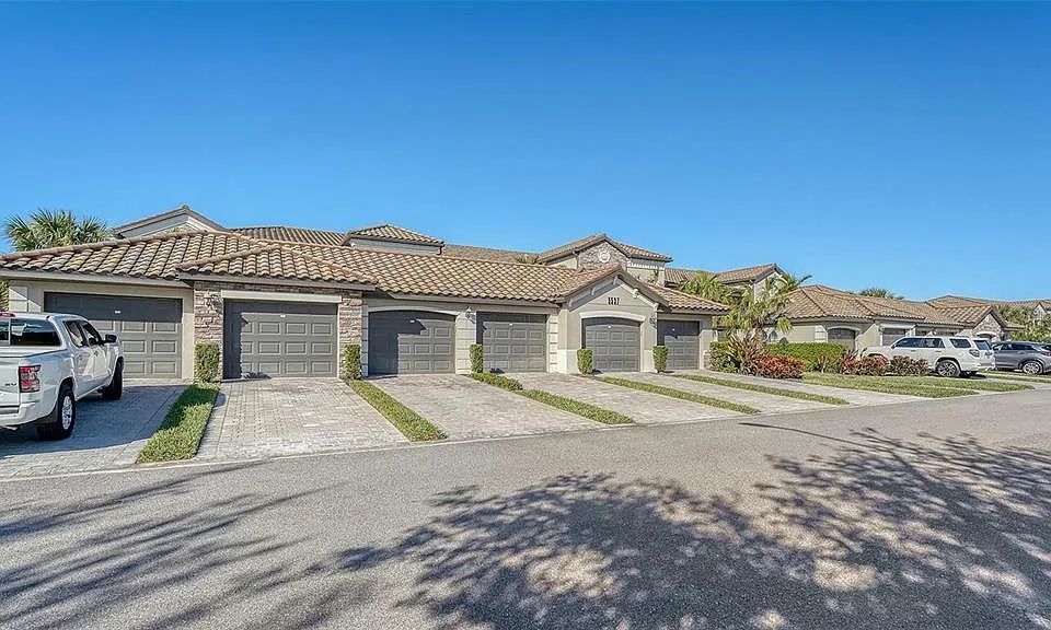 5537 Palmer Cir #201