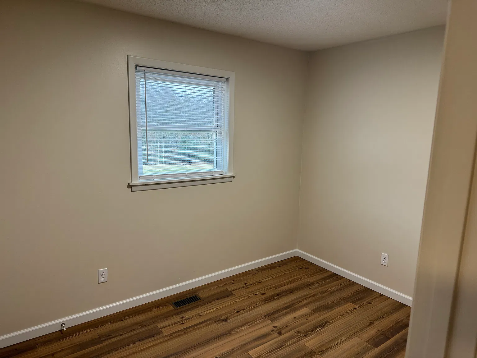 3 bed, 1000 sqft, $1,800 — Photo 3