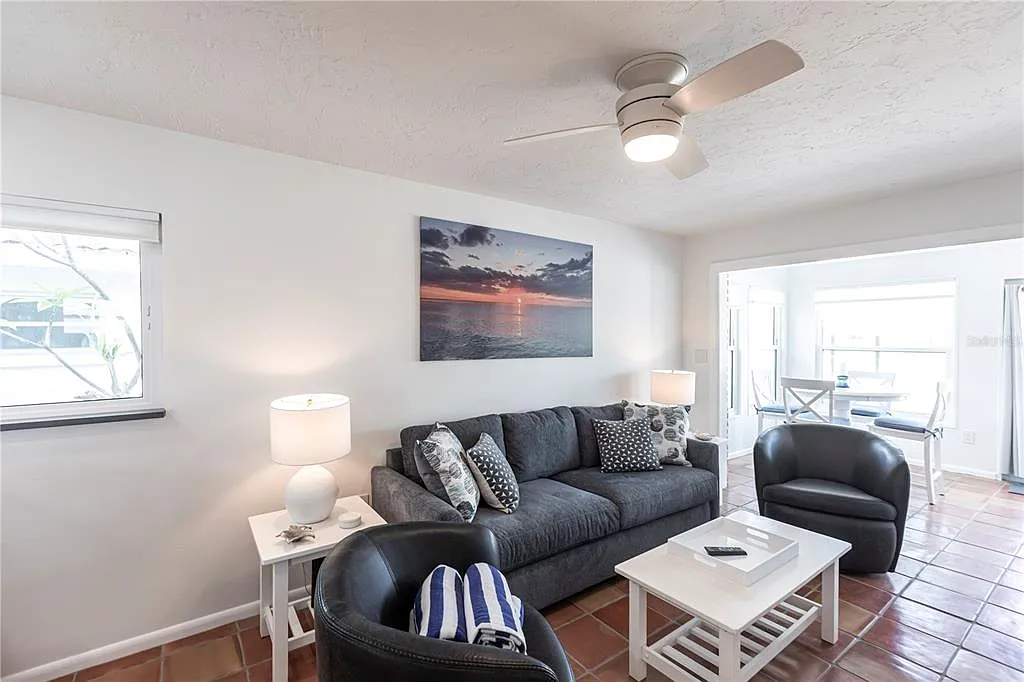 1 bed, 1.0 bath, 735 sqft, $7,470 — Photo 4