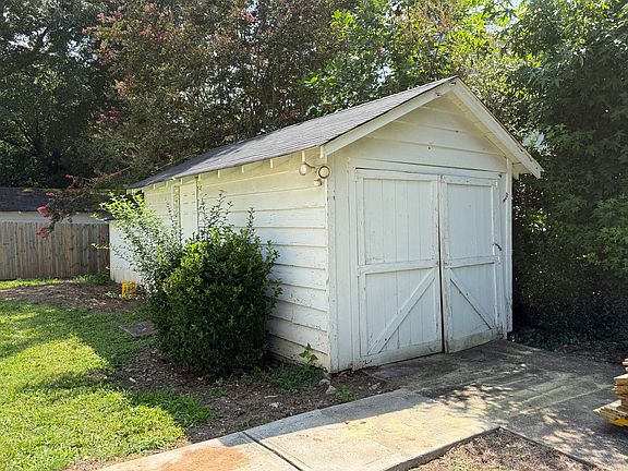 3rd image of 3910 Clairmont Rd