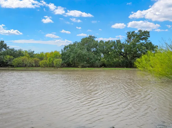 719 County Road 653, Devine, TX 78016