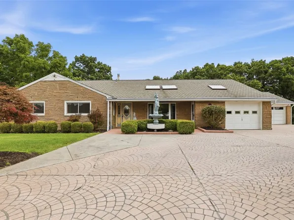1959 Watch Hill Dr, Ambridge, PA 15003