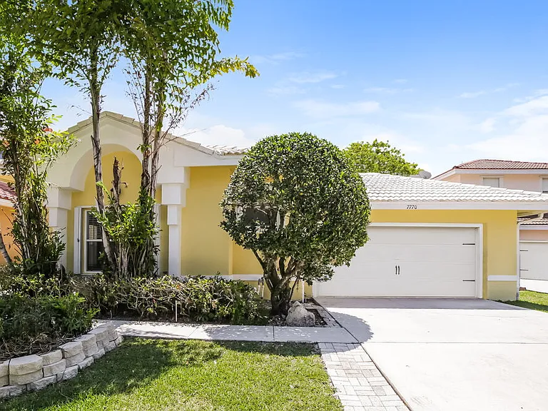 7770 Highlands Cir — Photo 1