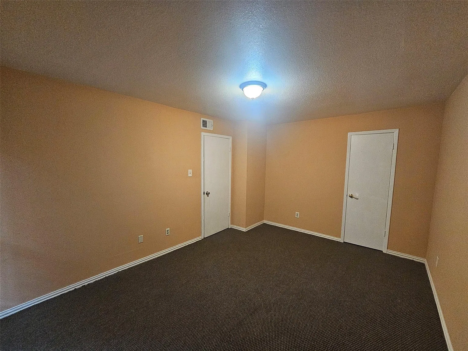 2 bed, 1.0 bath, 870 sqft, $1,100 — Photo 3