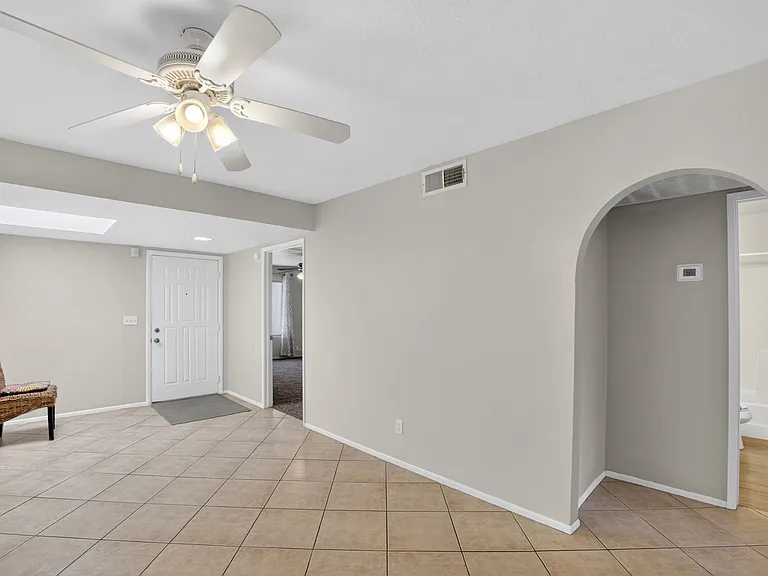 517 W Duke Dr — Photo 3