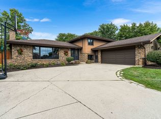 8020 Arrow Ln, Darien, IL 60561