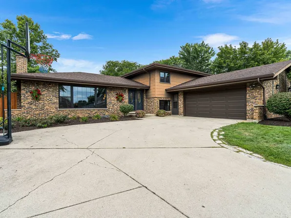 8020 Arrow Ln, Darien, IL 60561