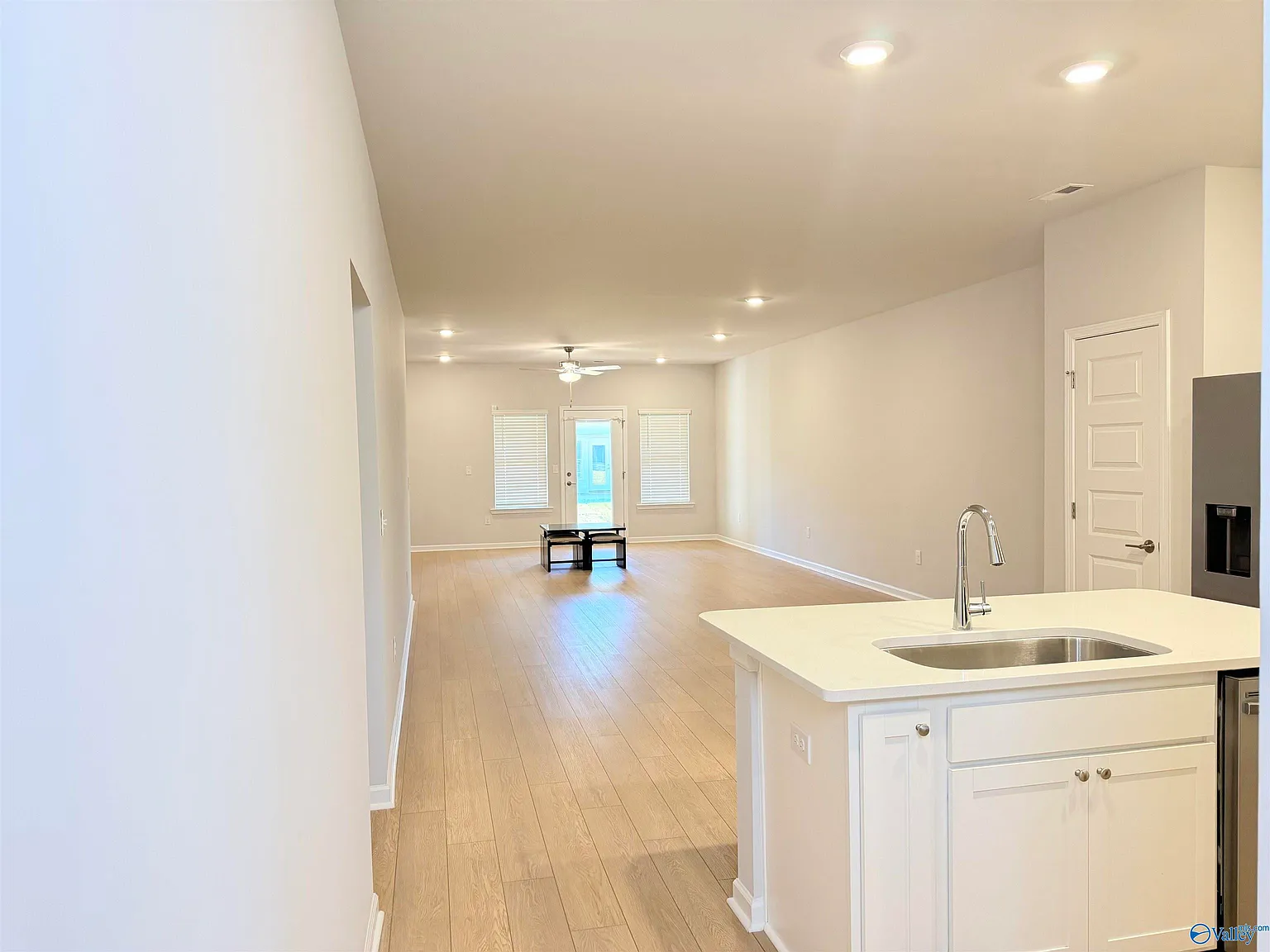 3 bed, 2.0 bath, 1837 sqft, $2,050 — Photo 4