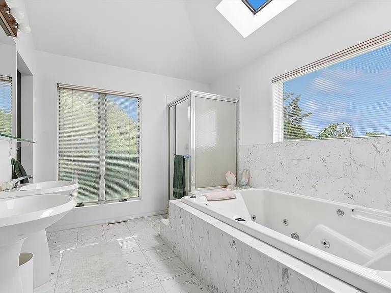 135 Edgemere Dr — Photo 29