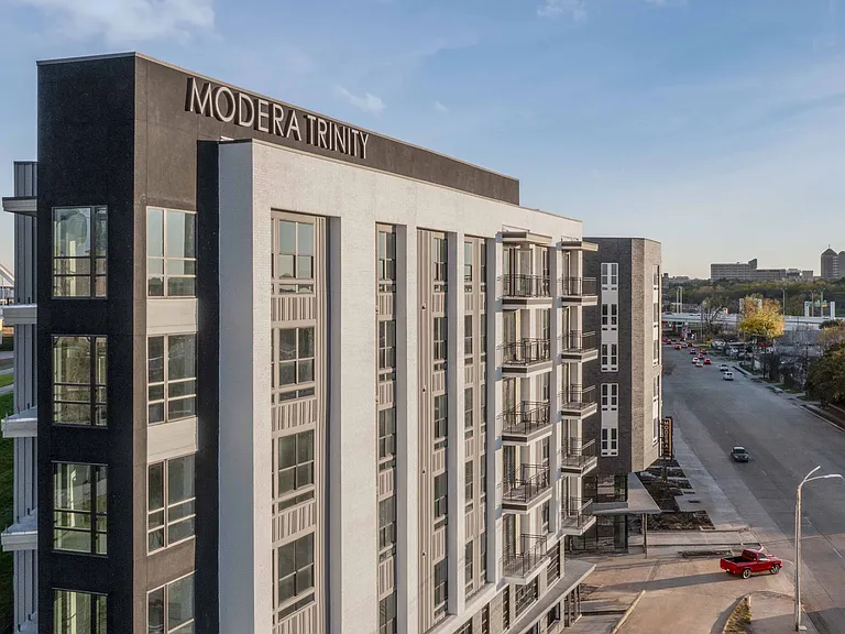 Choose from a range of impeccably designed studios, 1- and, 2-bedroom apartment homes with dens, and townhome layouts.