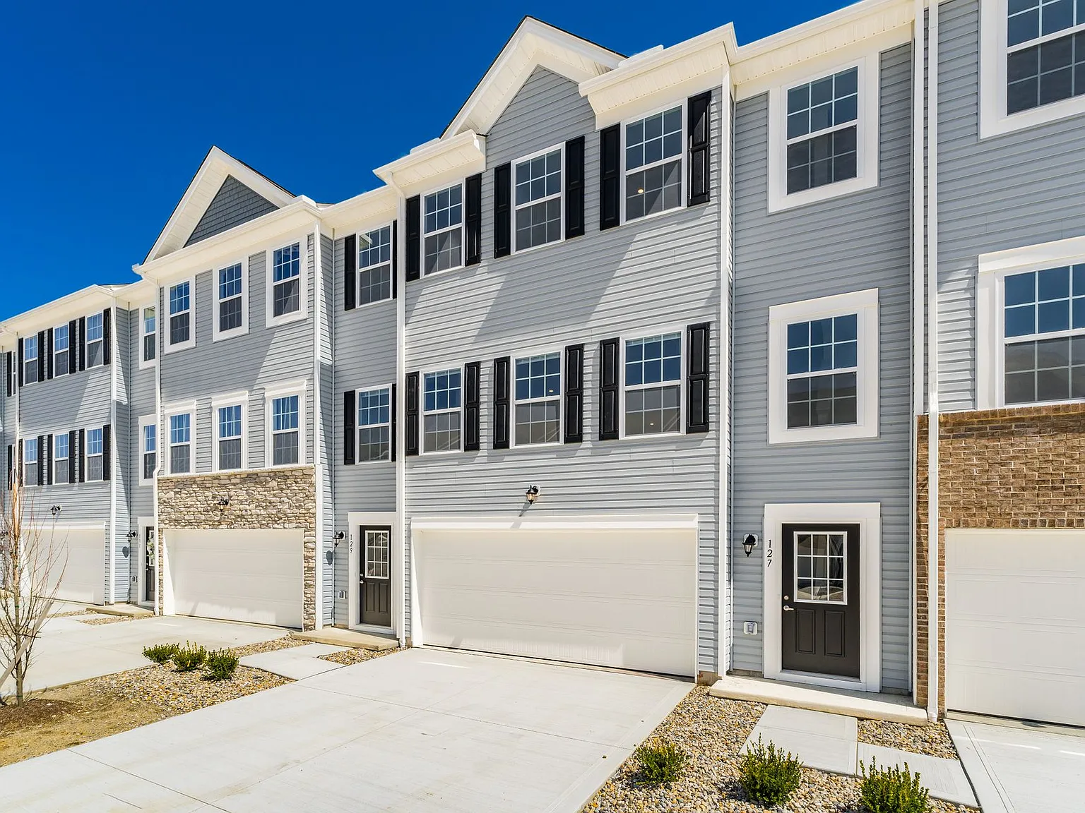 3 bed, 2.5 bath, 1850 sqft, $2,599 — Photo 2