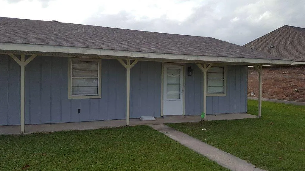 901 Hampton Ln — Photo 1