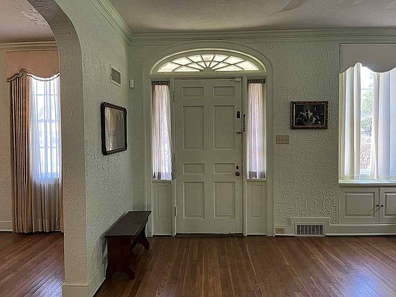 12th image of 607 W 2nd St