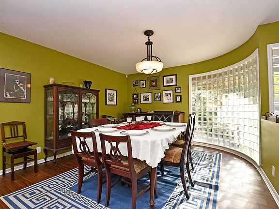 4th image of 2230 Sweetbriar Ln #17