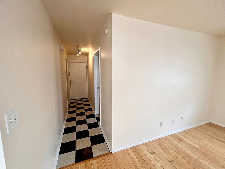 1004 E Pleasant St — Photo 3
