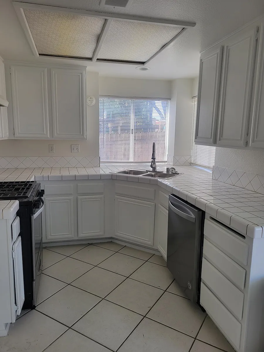 Kitchen - 334 E Cascade Dr