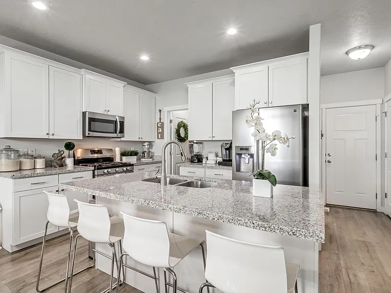 8136 S 5910 W — Photo 3