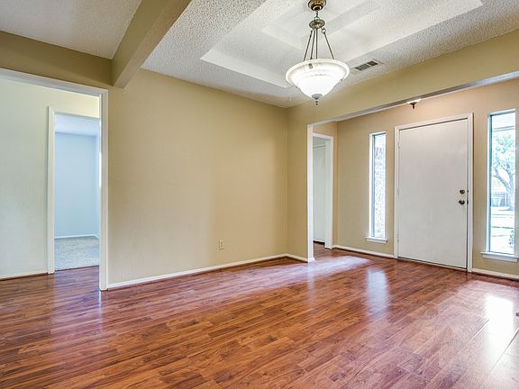 4th image of 2313 Oakwood Dr