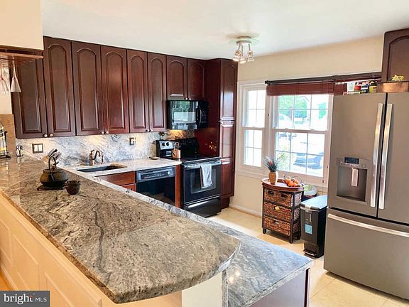 3rd image of 4544 Maxfield Dr