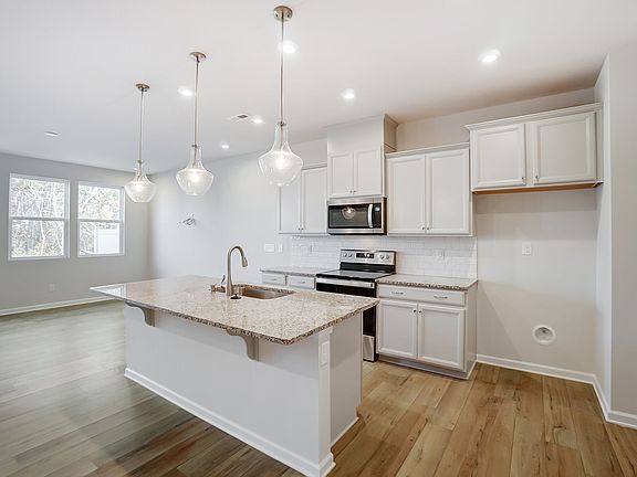 Photo representation of the Adriana plan. Colors, finishes and options will vary.