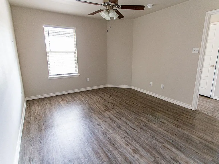 Stunning 4 Bedroom Near Tech — Photo 17