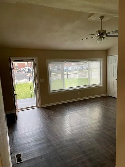 3 bed, 1.5 bath, 1092 sqft, $1,425 — Photo 3