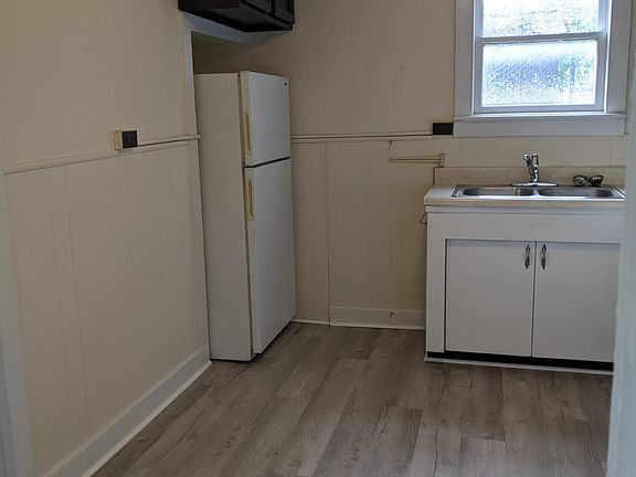 2nd image of 3-2128 College Ave #3