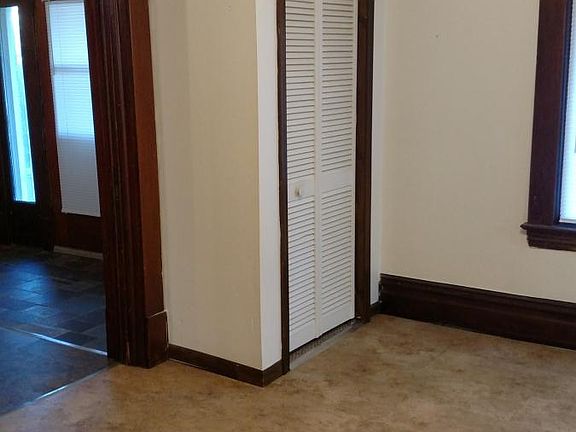 5th image of 814 E Brady St #1