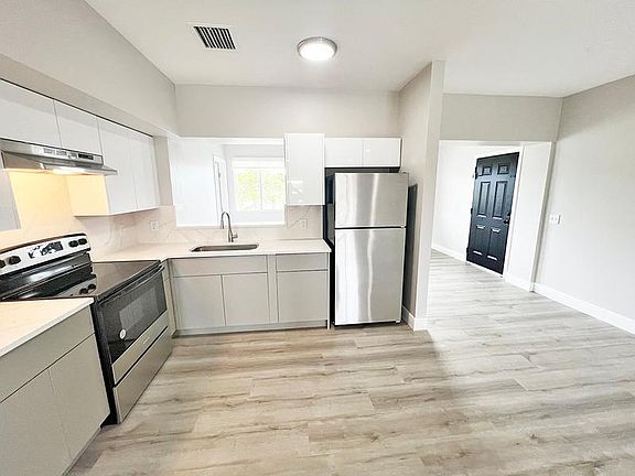 3rd image of 1901 Johnson St #1B-1Ba-480Sqft