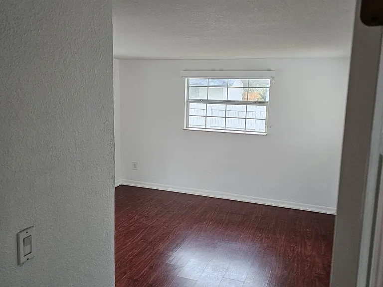 921 Cypress Ave — Photo 4