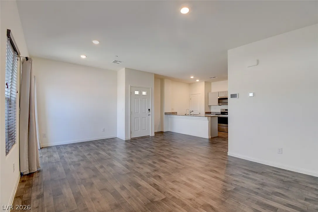 3 bed, 2.0 bath, 1404 sqft, $2,049 — Photo 3