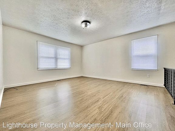 3rd image of 3410-3412 E Paris Ave SE #86d0fe666