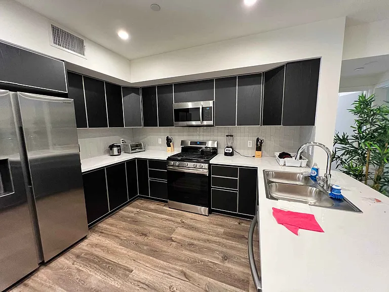 1832 Selby Ave — Photo 17