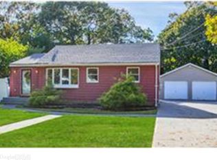52 Quintuck Ln, East Islip, NY 11730