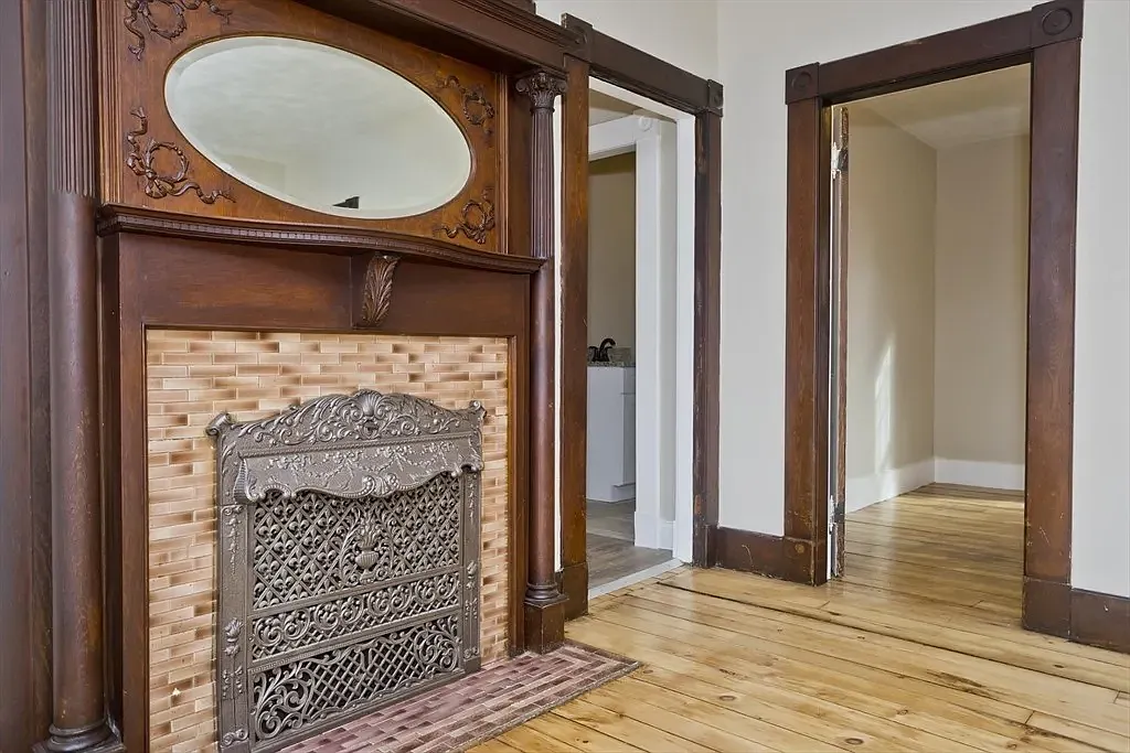 3 bed, 1048 sqft, $1,900 — Photo 2