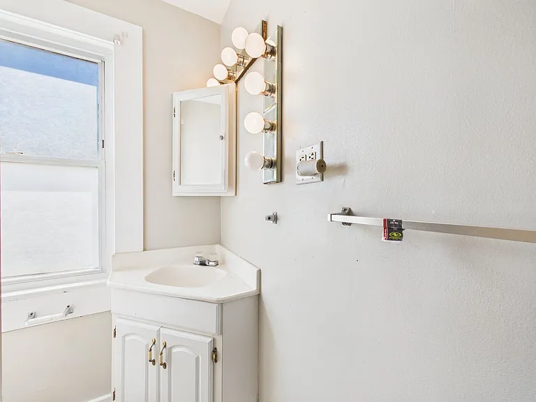 1002 Haskell St — Photo 17