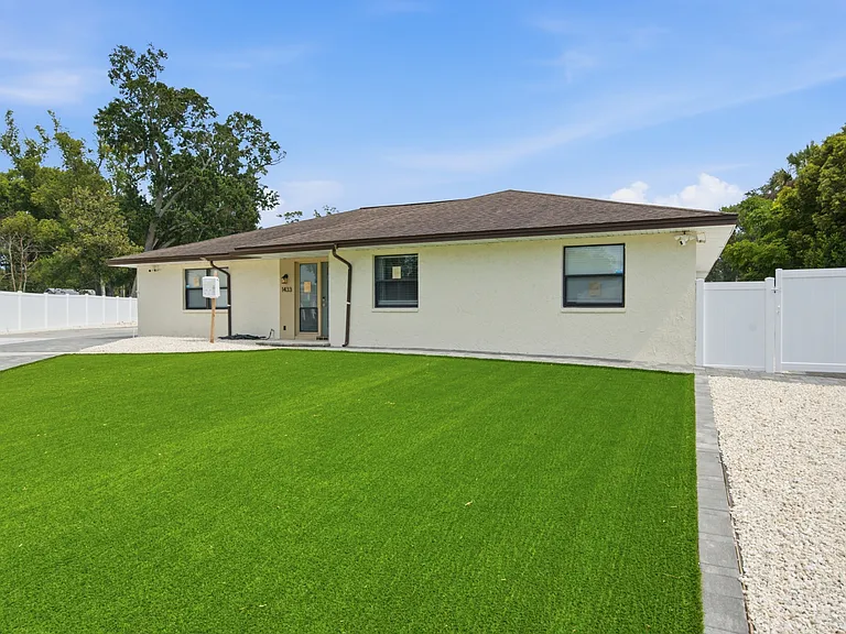 1433 Ellison Ln — Photo 2