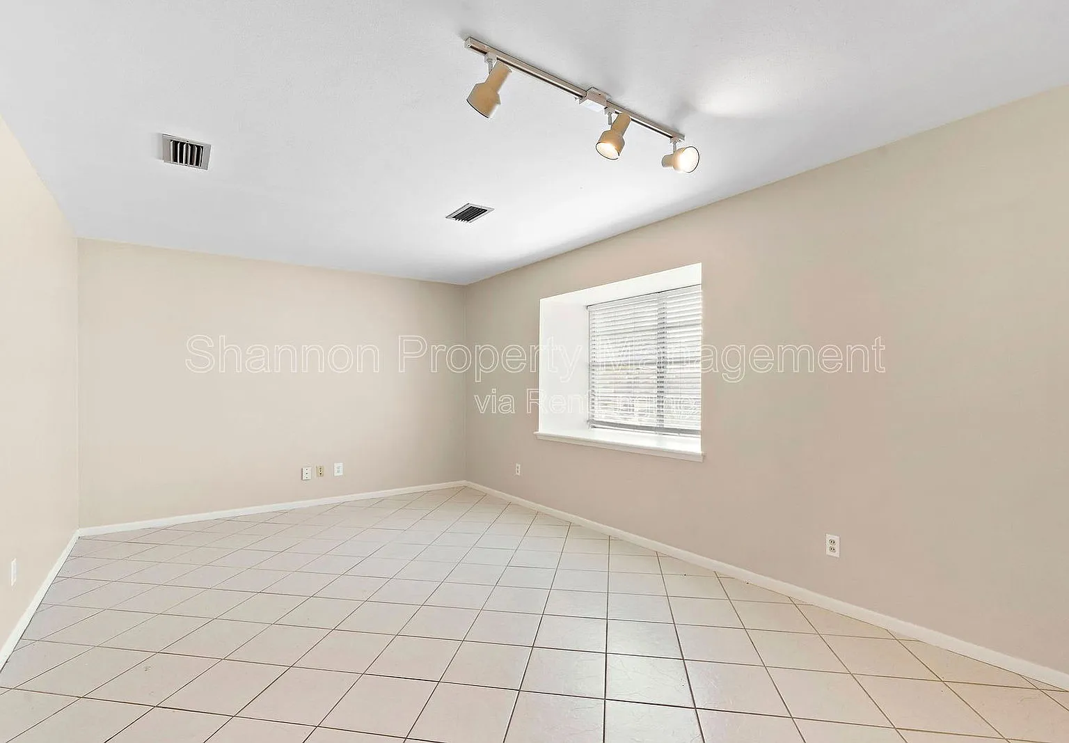 3 bed, 2.0 bath, 1233 sqft, $1,925 — Photo 4