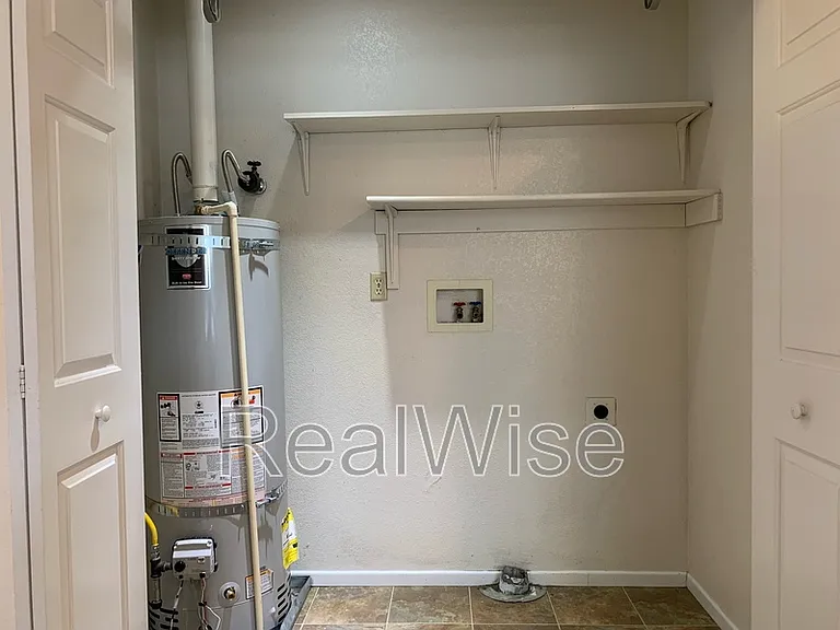 249 SW Rogue River Ave #D — Photo 12