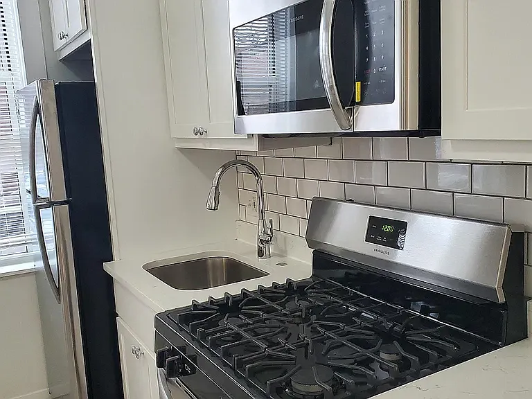 901 N Winchester Ave — Photo 4