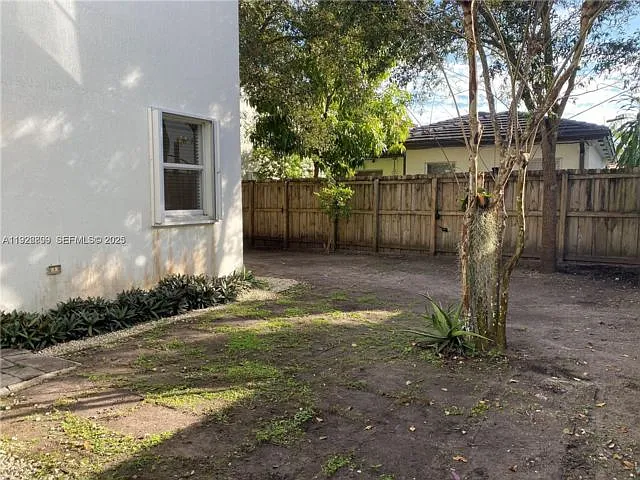 3616 NE 3rd Ct — Photo 10