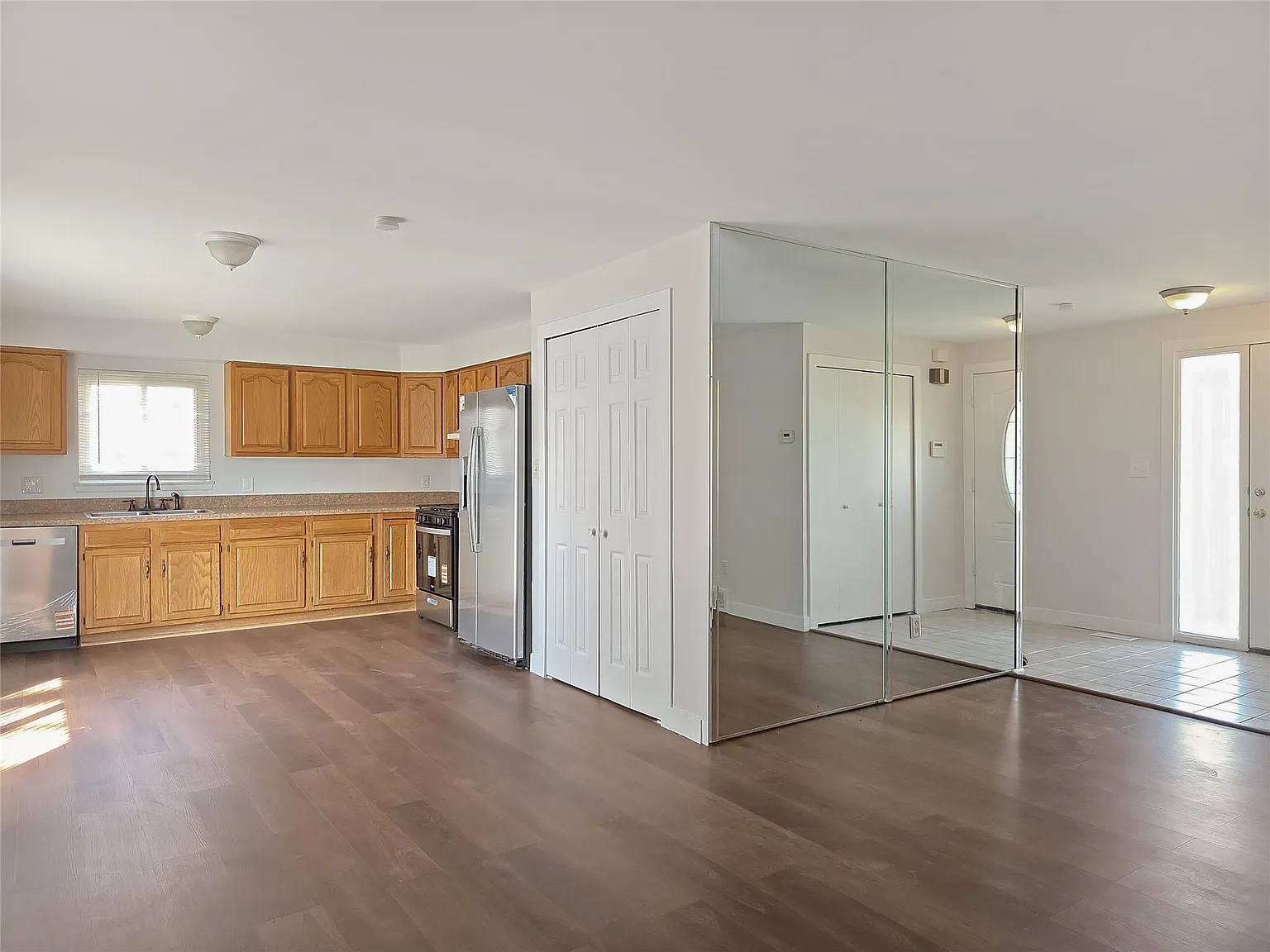 4 bed, 1.5 bath, 1148 sqft, $1,700 — Photo 2