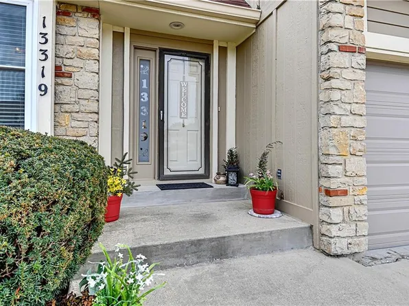 13319 W 109th Ter, Lenexa, KS 66210