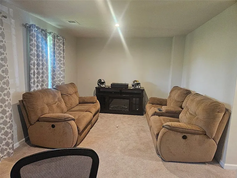 2027 Cade Dr — Photo 3