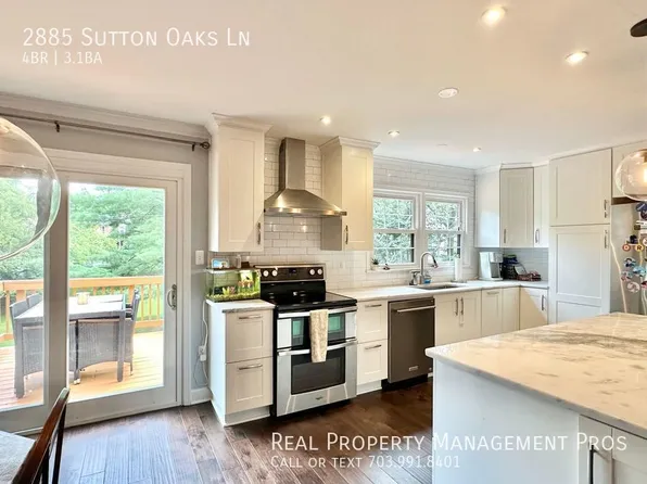 2885 Sutton Oaks Ln, Vienna, VA 22181